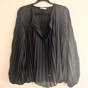 Zara size small Flowy Fun Accordian Pleated V-neck Top